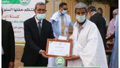 صورة بلدية عرفات تكرم المتفوقين دراسيا وعدد من عمالها