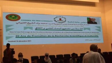 صورة الرئيس يشرف بقصر المؤتمرات على حفل توزيع جوائز شنقيط