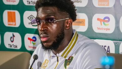صورة المدرب يمنح أبوبكر كمرا قيادة المنتخب فى مواجهة غامبيا
