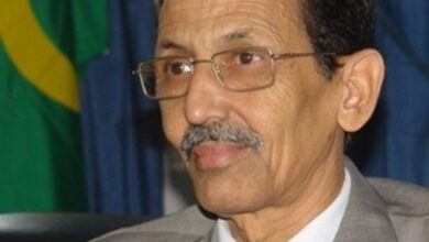 صورة من ضحكت له الدنيا فليقل لها “أزبل”/ محمد فال بلال