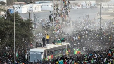صورة مظاهرات في باماكو احتفاء بخروج القوات الفرنسية من مالي