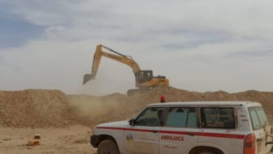 صورة انتشال بعض جثامين ضحايا انهيار بئر تنقيب بـ”اصبيبرات”