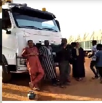 صورة موريتانيون عالقون على الحدود المالية الإفوارية يطالبون بالتدخل