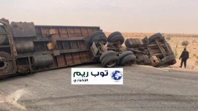 صورة سقوط شاحنة يسبب في سد طريق الامل (صورة)
