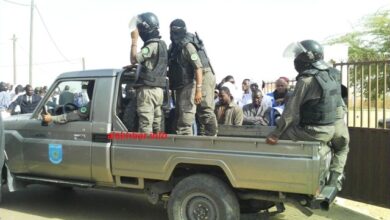 صورة إطلاق سراح فرقة من الحرس كانت تتولى حراسة المنزل الذي فر منه سجينان متهمان في ملف المخدرات