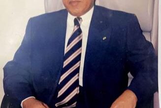 صورة قرار بتعيين وزير سابق في منصب رفيع  (هويته)