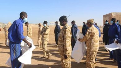 صورة البحرية الوطنية تنظم حملة لتنظيف شاطئ المحيط