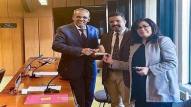 صورة السفير النني يسلم رئاسة تمثيل المجموعة العربية باليونيسكو للسفير اليمني