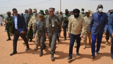 صورة وفد حكومي يجري لقاءات فى بعض القرى على الحدود مع مالي