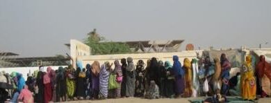 صورة طوابير على أبواب المحلات.. مأساة المواطن الموريتاني