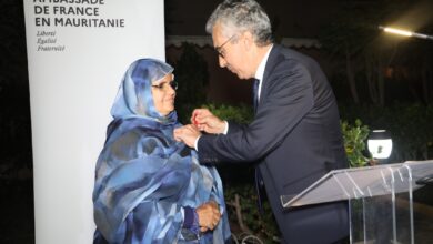صورة وسام من رئاسة فرنسا لرئيسة جهة نواكشوط