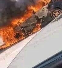 صورة حريق يأتي على سيارة بالكامل في وسط العاصمة