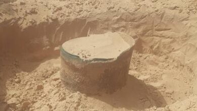 صورة استكمال عملية الحفر عن ” قِدر” الطينطان بحضور الاجهزة الامنية (صورة)