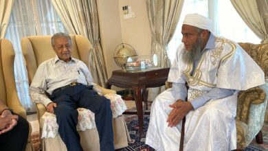 صورة الشيخ الددو ومهاتير محمد يبحثان قضايا سياسية ووحدة الأمة