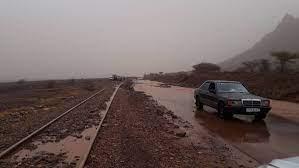 صورة الأمطار تقطع الطريق بين افديرك والزويرات
