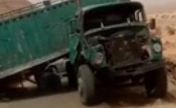 صورة سقوط شاحنة في ممر انطرزي الجبلي يقطع الطريق الرابط بين أطار وقرية تيارت