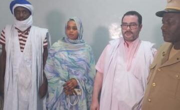 صورة والي آدرار يزور سيدة أنجبت ثلاثة توائم في مستشفى مدينة أطار (صورة)