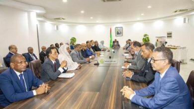 صورة معالي الوزير الأول يترأس اجتماعا بطواقم الوزارة الأولى