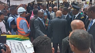 صورة رئيس الجمهورية يشرف على وضع حجر الأساس لمشروع القرية الصناعية