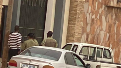صورة وصول الشرطة إلى منزل ولد عبد العزيز بانواكشوط