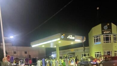صورة طوابير أمام محطات الوقود بنواكشوط بحثا عن البنزين