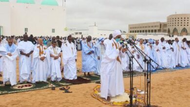 صورة الوزير الأول يؤدي صلاة عيد الأضحى المبارك برحاب جامع ابن عباس