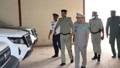 صورة مسقارو يتفقد السيارات التي تم اقتناؤها مؤخرا