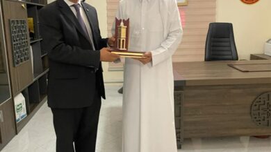 صورة الأمين العام للشبكة العربية للمؤسسات الوطنية لحقوق الإنسان يسلم درع الشبكة للأستاذ أحمد سالم ولد بوحبيني