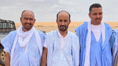 صورة حاكم اوجفت يتفقد العمل في معبر “التيزيكي” … صورة