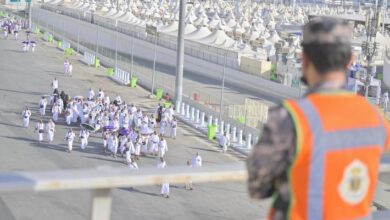 صورة حجاج بيت الله يتوافدون إلى منى لقضاء يوم التروية