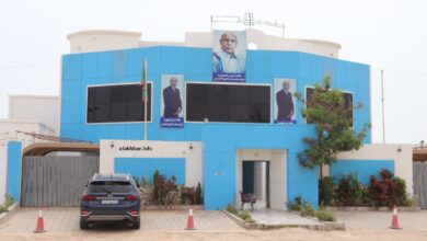صورة الحزب الحاكم يزيل اسمه السابق وشعاراته عن مقره المركزي