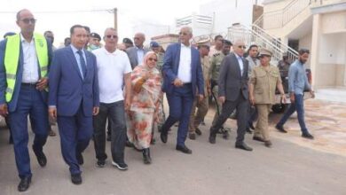 صورة رئيسة جهة نواكشوط تقف على سير عمليات شفط المياه في الأحياء المتضررة جراء الأمطار