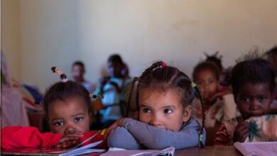 صورة الحكومة: تلاميذ الصف الأول ابتدائي سيدرسون في المدارس العمومية
