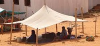 صورة سكان أنبيكه يعيشون في مساكن مؤقتة بسبب السيول (صور)