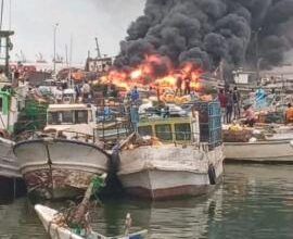 صورة اشتعال عدد من سفن الصيد بمدينة نواذيبو (صورة)