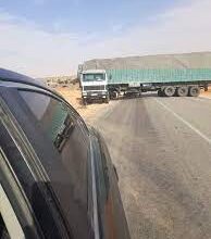 صورة سقوط شاحنة يغلقُ أهم طريق في موريتانيا
