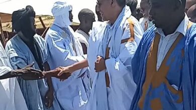 صورة ولد عوان أمام أنصار حلفه في جكني يدعوا إلي التمسك بخيارات الرئيس والأقبال علي الزراعة