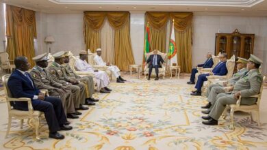 صورة غزواني يجري مباحثات مع وزير الدفاع المالي