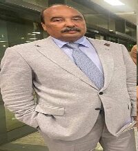 صورة رئيس موريتانيا السابق يغادر البلاد إلى فرنسا