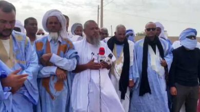 صورة أهالي الطالب المتوفى بالأكاديمية البحرية يحتجون أمام قصر العدل بنواذيبو