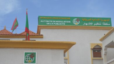 صورة وزير الثقافة يوقع مقررا بتعيين أعضاء سلطة تنظيم الإشهار