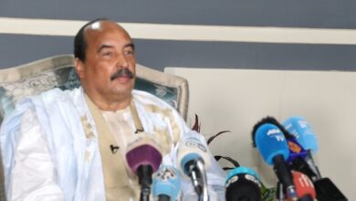 صورة ولد عبد العزيز يمثل أمام قاضي مقاطعة تفرغ زينه