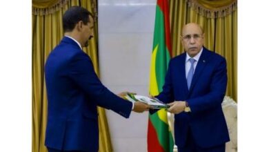 صورة ولد الغزواني يتسلم التقرير السنوي ل “الهابا”