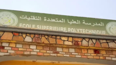 صورة نشطاء يحتجون أمام مستشفى نواذيبو طلبا لتحسين الخدمات