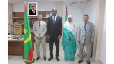 صورة وزير الإسكان يوشح عددا من أطر الوزارة