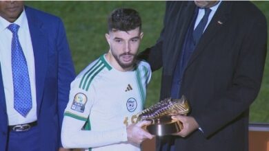 صورة مهاجم منتخب الجزائر يعتذر للجمهور الجزائري