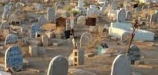 صورة أسرة السالك ولد الشيخ تتسلم تتسلم جثمانه وتدفنه في مقبرة الرياض