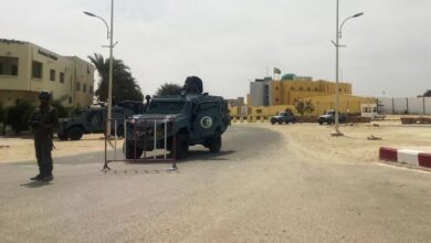 صورة إزالة الحواجز من أمام السجن المدني بعد يومين من اعتقال مدبر عملية فرار السجناء السلفيين