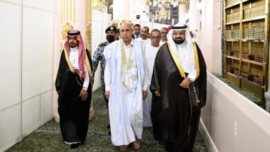 صورة رئيس الجمهورية يغادرُ المدينة المنورة عائدا الي ارض الوطن