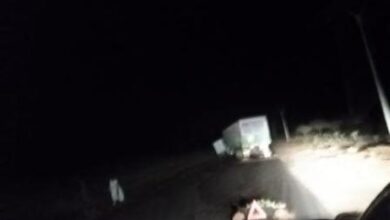 صورة سقوط شاحنة غربي بوتليميت يعرقل حركة السير على طريق الأمل